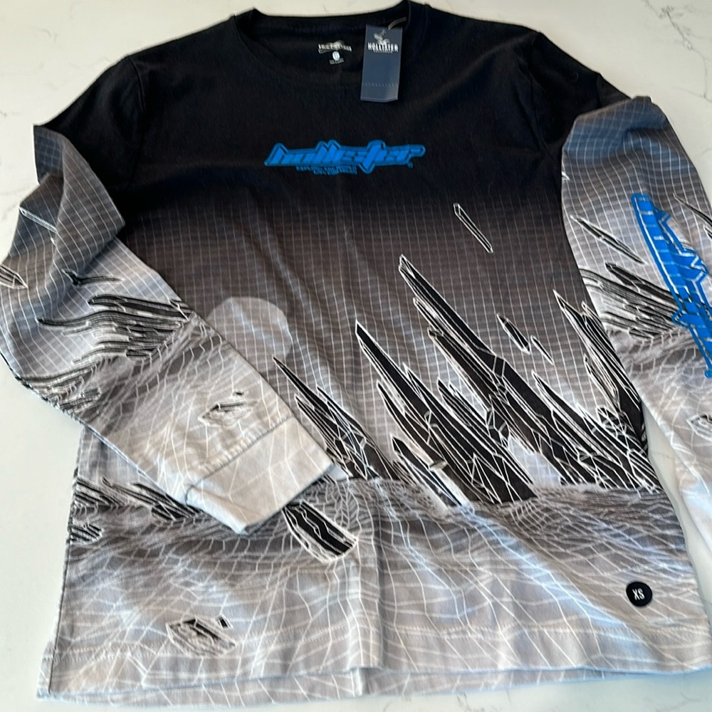 Hollister Long Sleeved Tee: New With Tags Size XS